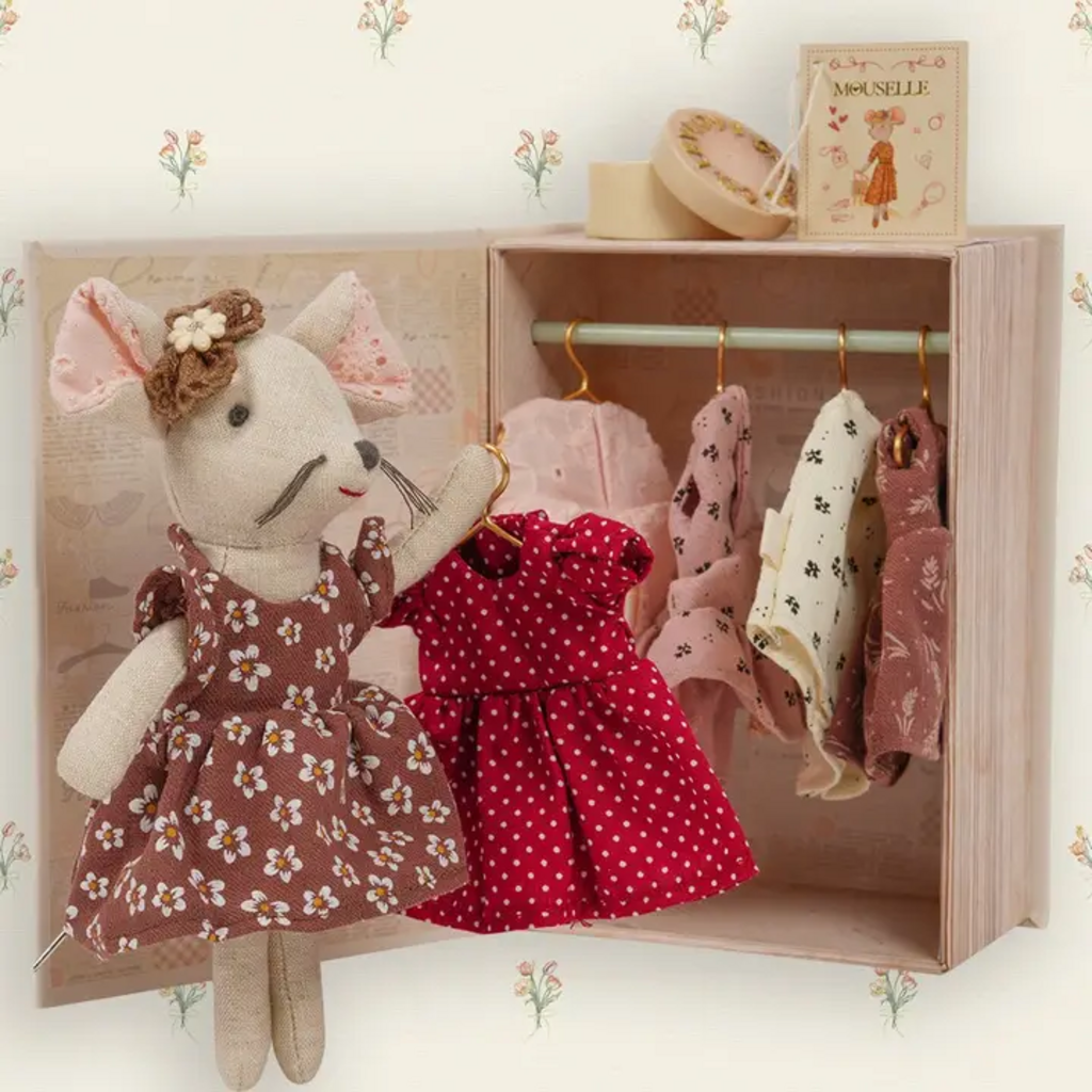 MOUSE MOUSELLE W/ OUTFITS & HANGERS